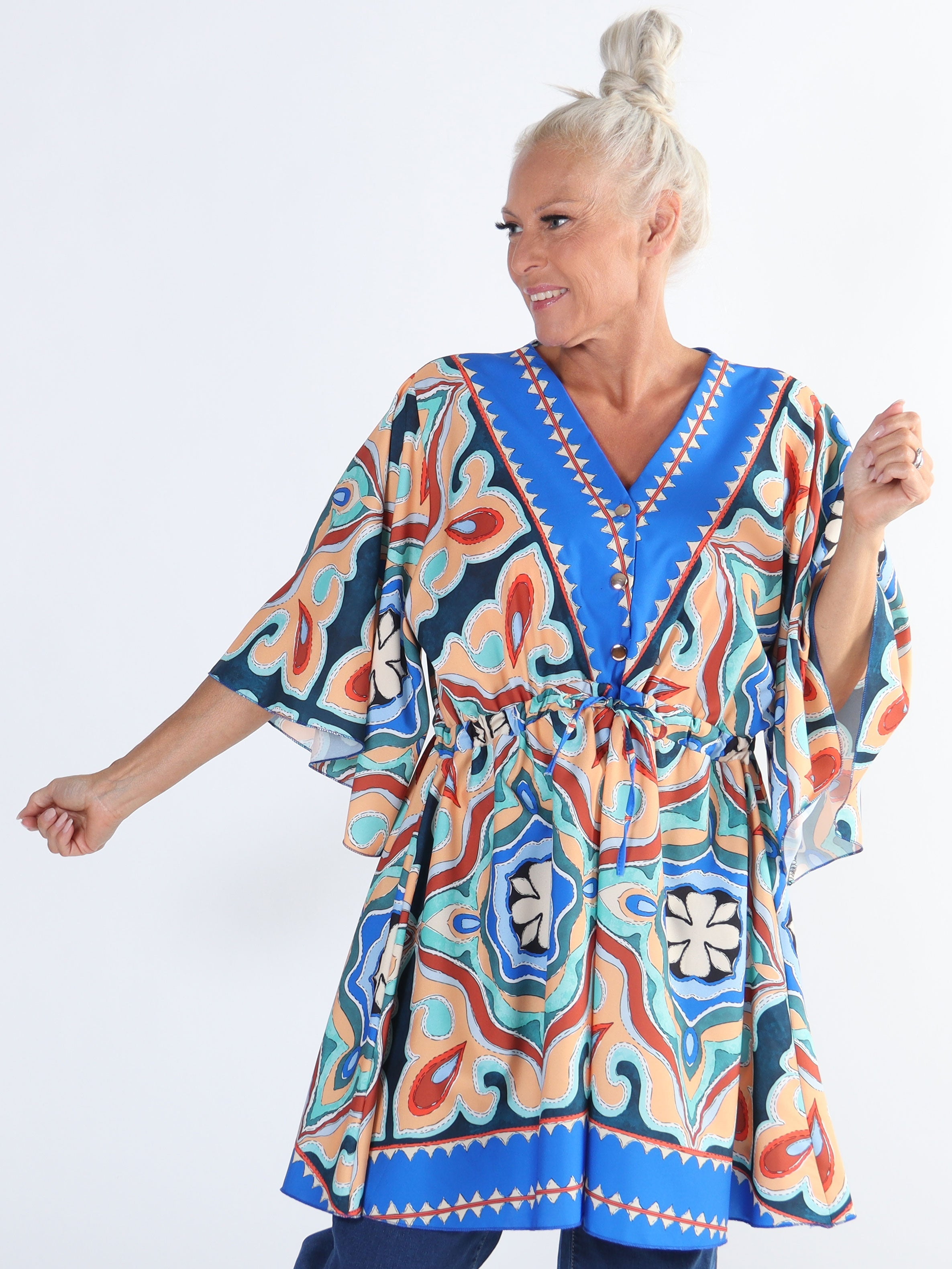 Yeva Tunika - Plus size mönstrad tunika med knytband